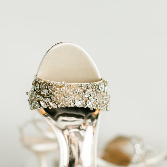 Badgley Mischka Richelle 8.5 Women's Heels Ivory Kitten Heel Satin - Picture 4 of 16